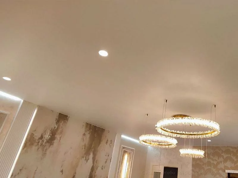 Натяжной потолок с люстрой светильниками