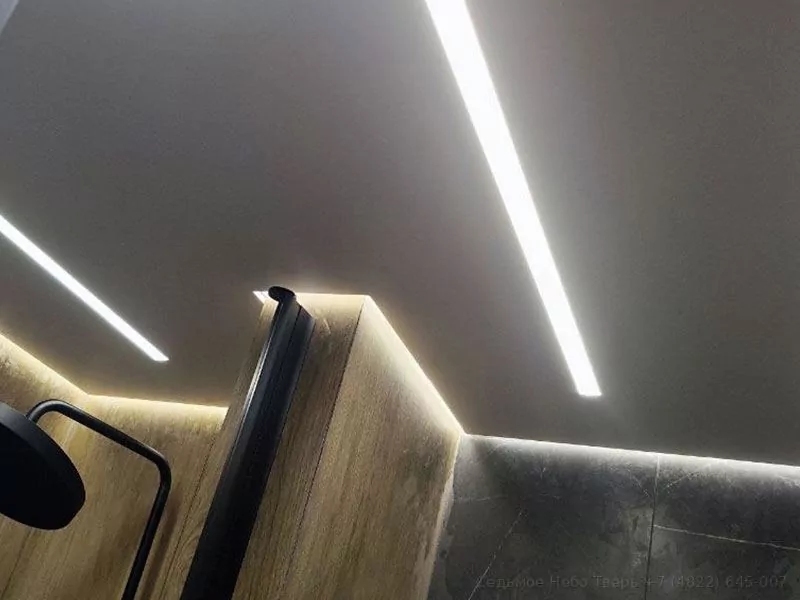 Парящий потолок со световыми линиями